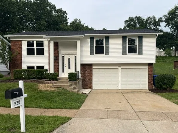 930 Bellestri Dr, Ballwin, MO 63021
