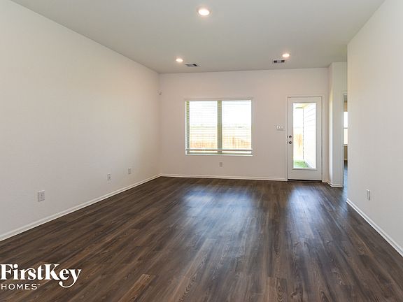 2nd image of 704 Willow Harbor Ln
