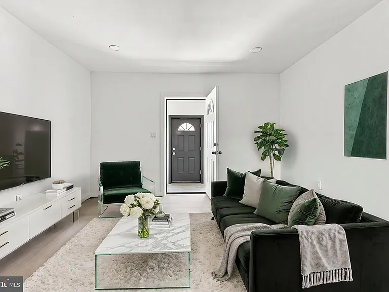2435 Fitzgerald St — Photo 3