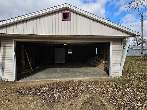 4th image of 1702 Oak Grove Ave