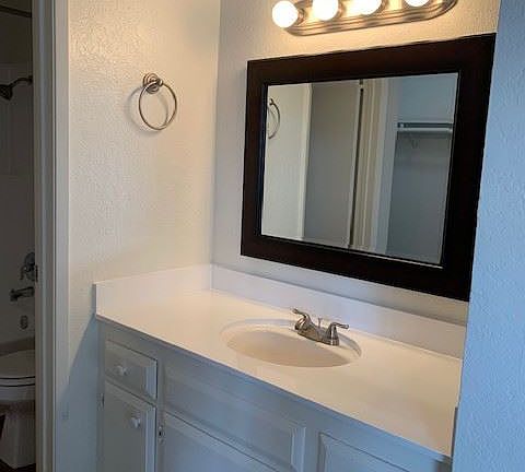 5th image of 820 N Spurgeon St APT 19