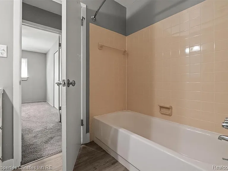 215 Woodsboro Dr — Photo 17