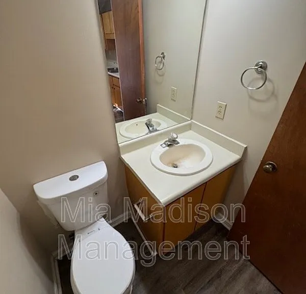 141 Hunt Club Ct — Photo 12