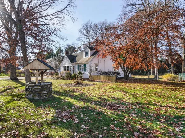 563 Potter Boulevard, Brightwaters, NY 11718