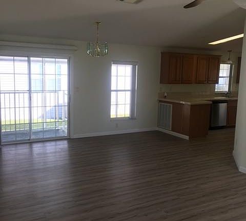 3rd image of 952 Wren Cir