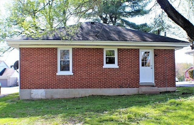 1st image of 122 Lexington Dr