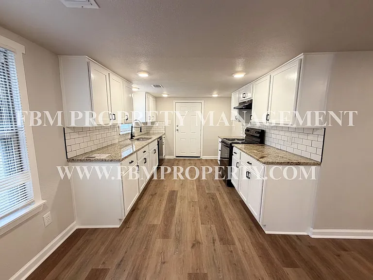 303 E Thompson St — Photo 10