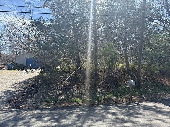 3rd image of 620 E Shepherd St
