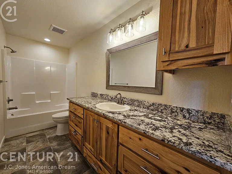 1006 SW L St — Photo 14