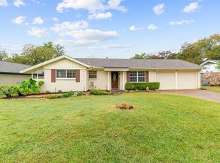 812 Oakwood Dr, Euless, TX 76040
