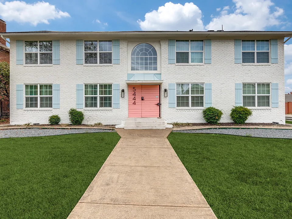 5444 Gaston Ave #203