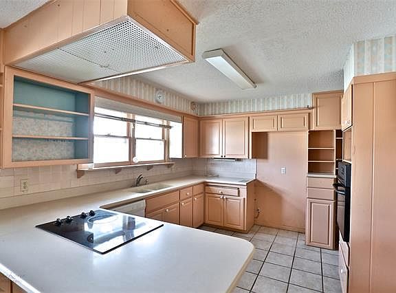 3rd image of 842 Westview Dr