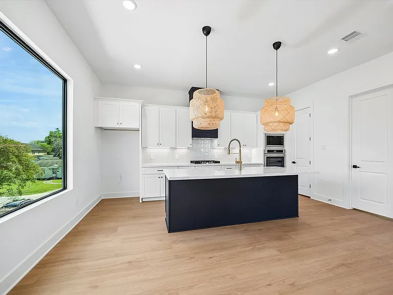 1325 W 22nd St — Photo 6
