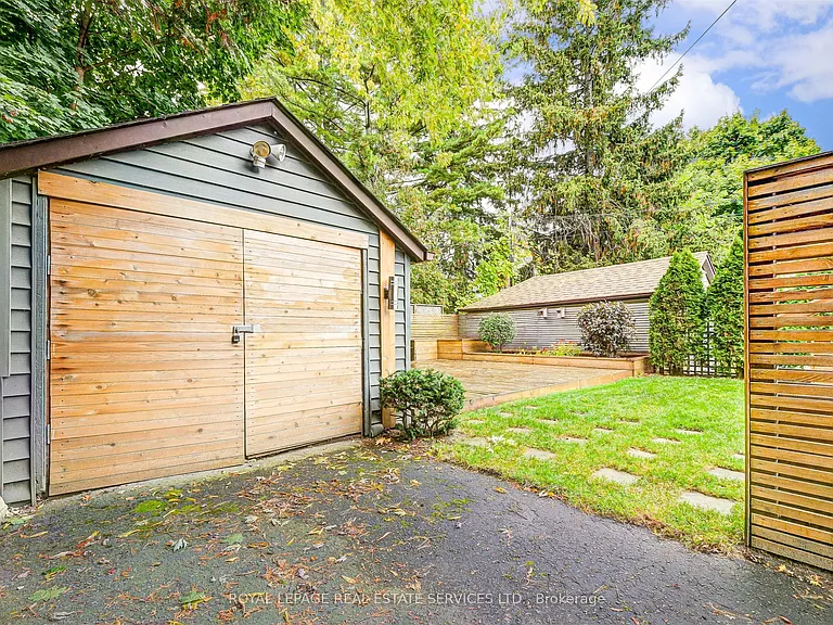 884 Royal York Rd — Photo 26