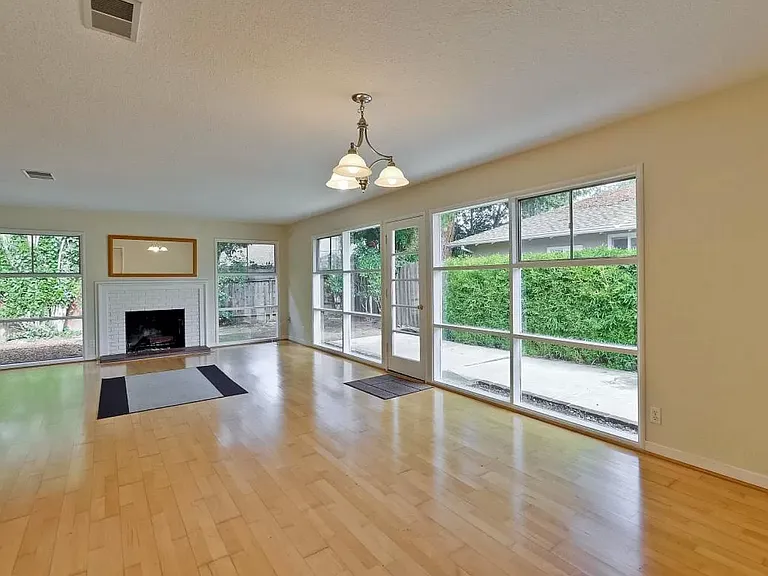907 Embarcadero Rd — Photo 4