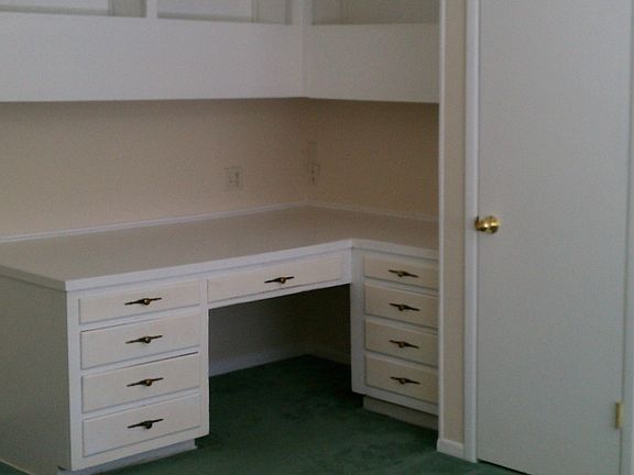 Built in desk in multi bedrooms