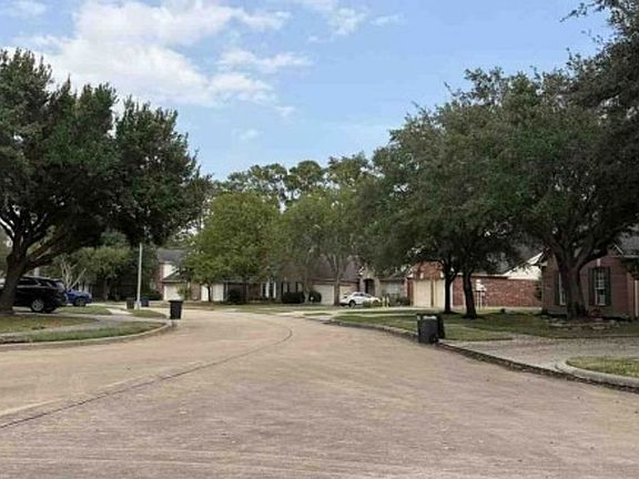 Exterior Neighborhood (street photo)