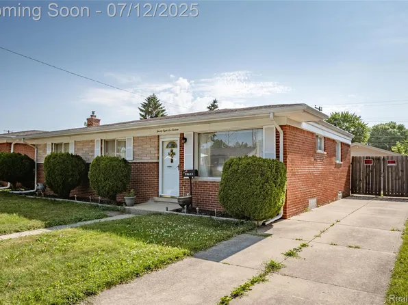 28616 Newport Dr, Warren, MI 48088