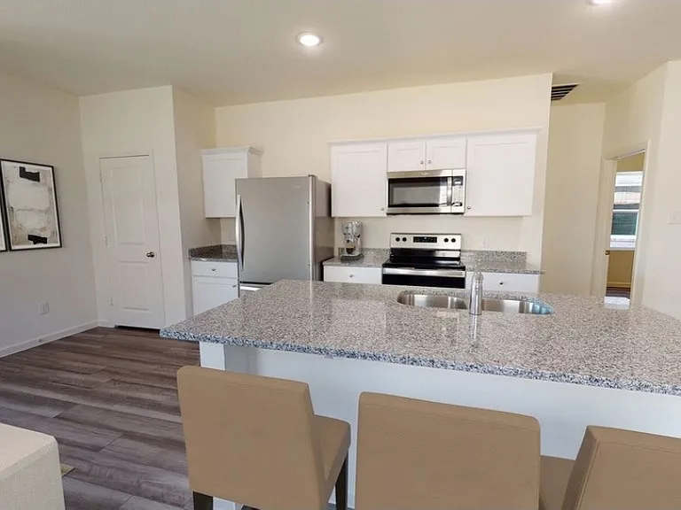 2005 Meadow Park Dr — Photo 1