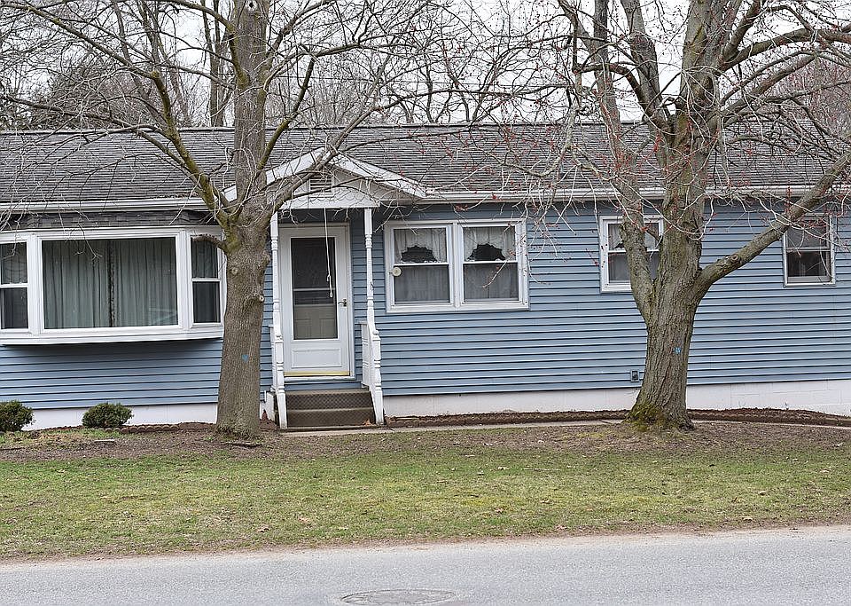 Curb view of front