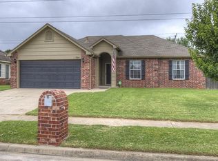 1704 S Narcissus Pl, Broken Arrow, OK 74012