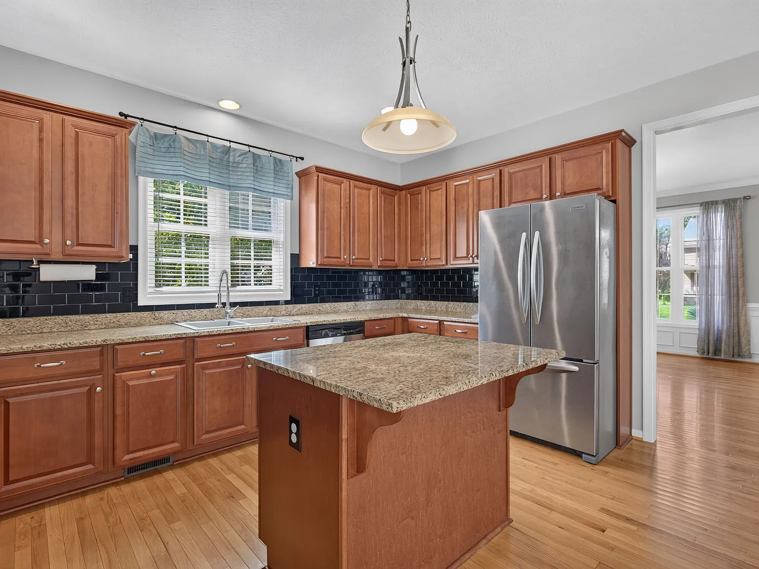 4 bed, 2.5 bath, 2550 sqft, $3,200 — Photo 2