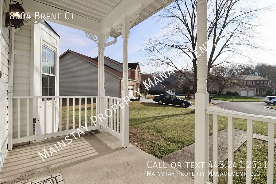 Beautiful 4 Bedroom Home W/ Attached Garage & Large Yard! — Photo 2