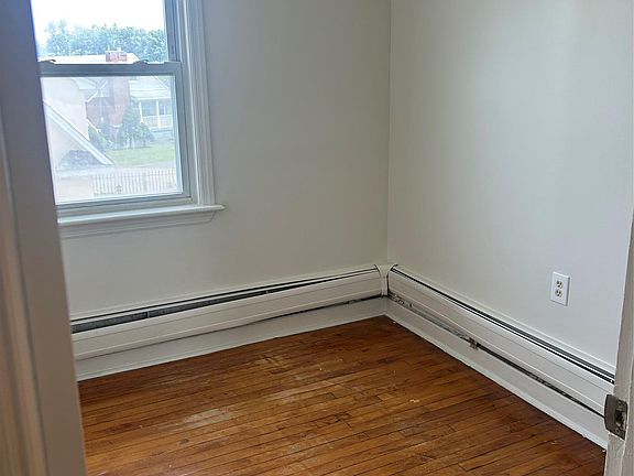 3rd image of 88 Samsondale Ave
