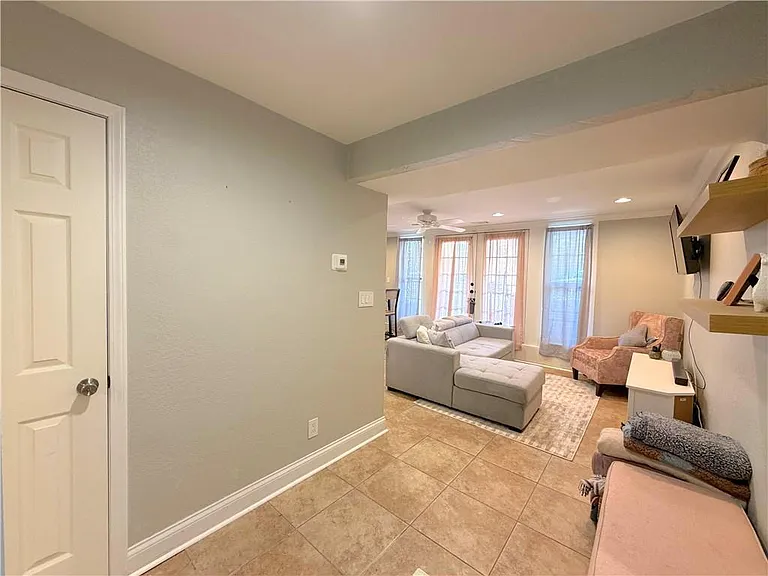 4727 Jarboe St #102 — Photo 5