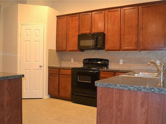 3rd image of 3913 Jeanette Ln