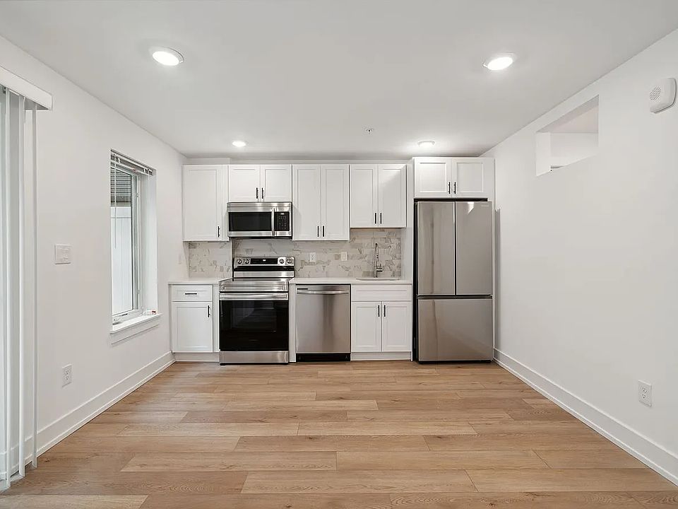 1st image of 905 Leland St #102
