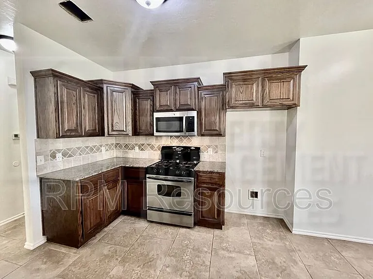 10913 SW 30th St — Photo 15