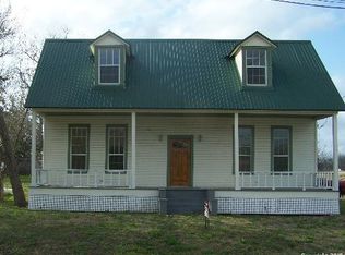 202 S Valley St, Cuero, TX 77954