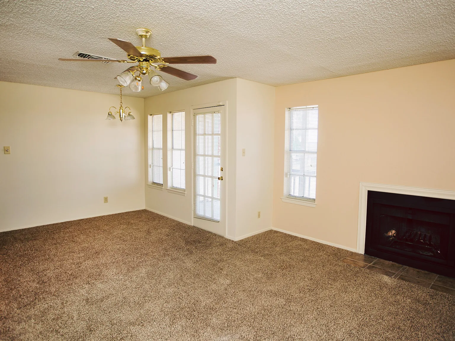 Quail Creek Apartments & Duplexes — Photo 4