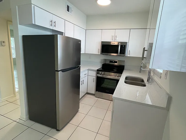 2352 NE 9th St #B2 — Photo 5