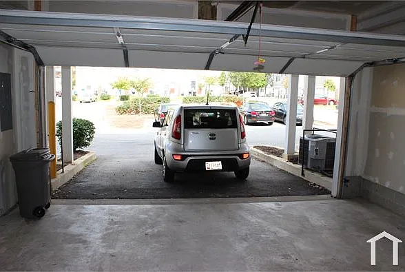 906 E Lombard St — Photo 33