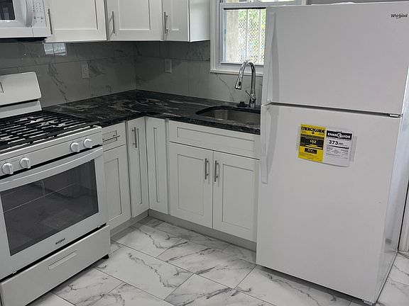 5th image of 3260 Almond St