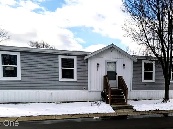 573 Turquoise Dr, Whitmore Lake, MI 48189