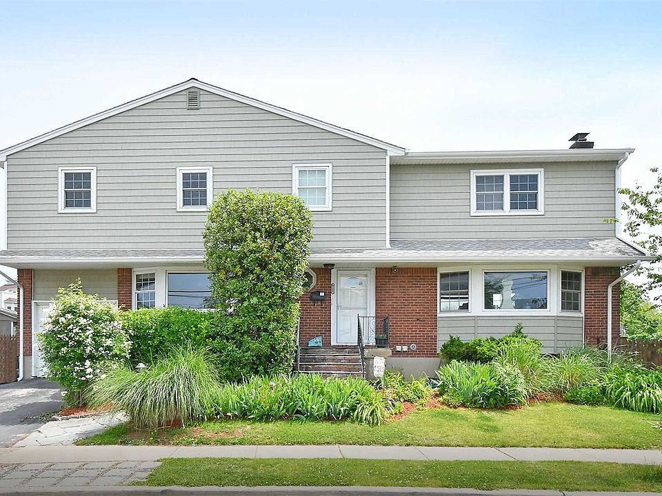 1st image of 3483 Daniel Cres