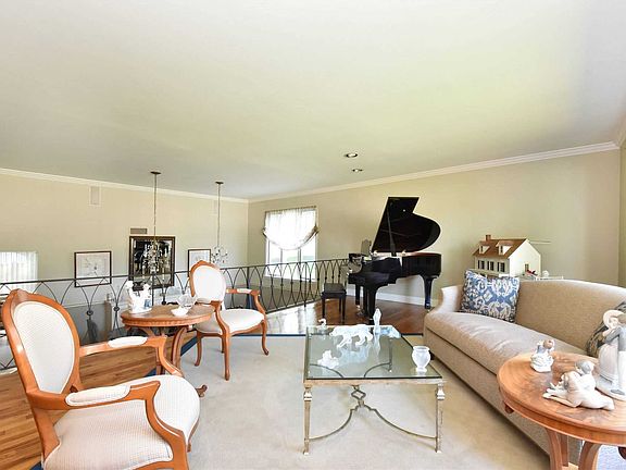 5th image of 37 Piper Dr