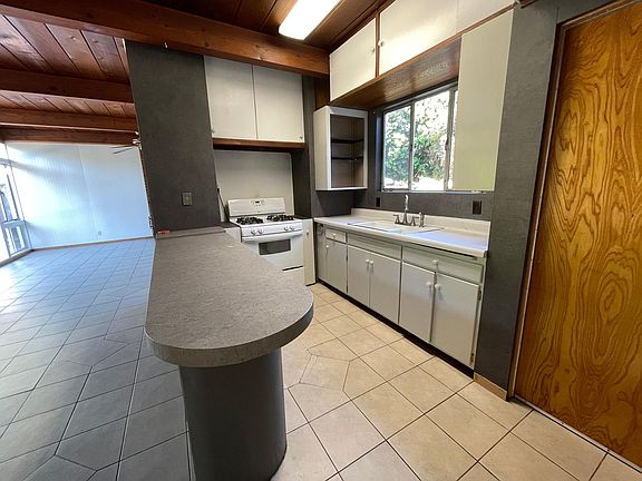 5th image of 437 E Duane Ave