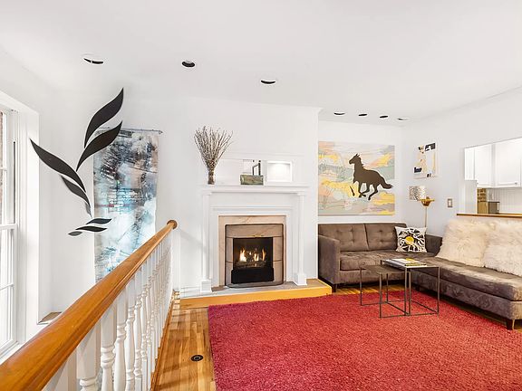 5th image of 329 W 21st St
