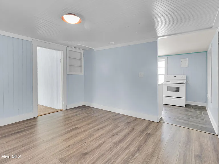 2107 Bay St — Photo 3
