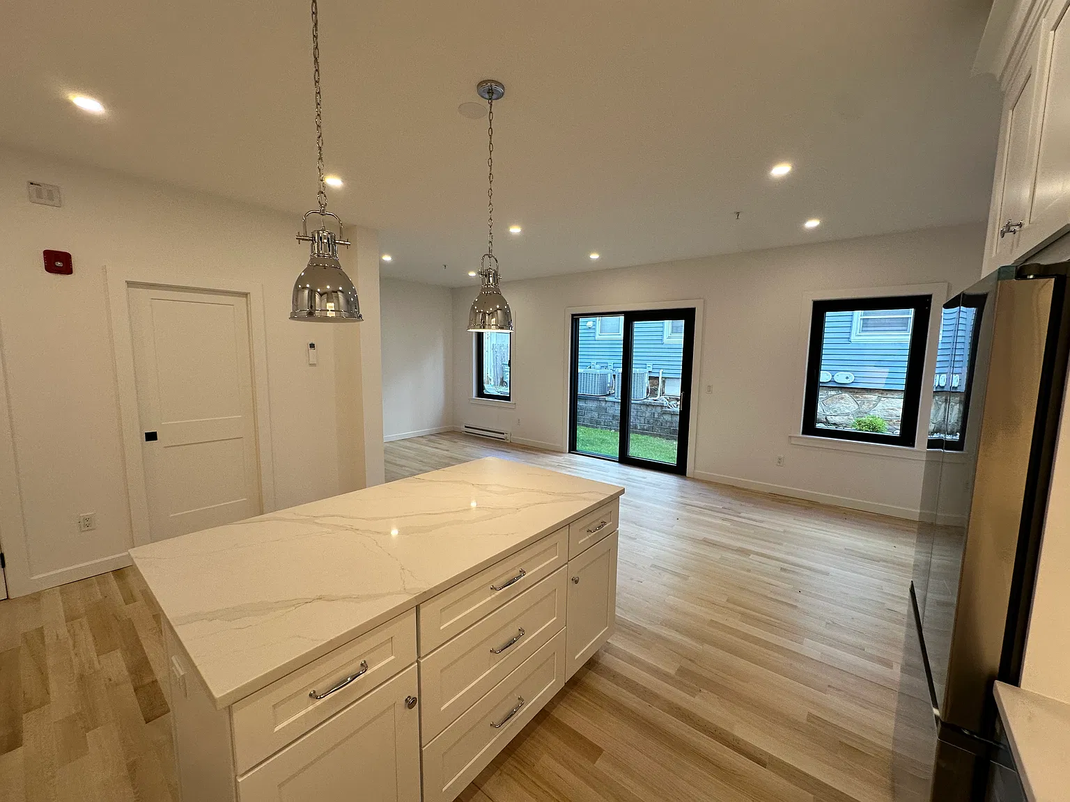 3 bed, 1.5 bath, 1320 sqft, $3,000 — Photo 2