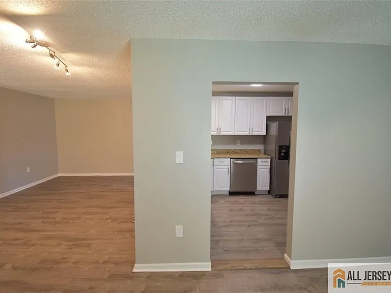 49 Farnham Sq — Photo 6