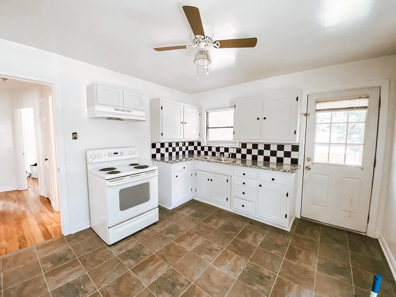 2 bed, 744 sqft, $1,350 — Photo 4