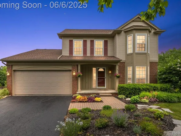 437 Cherry Hills Ct, Oxford, MI 48371