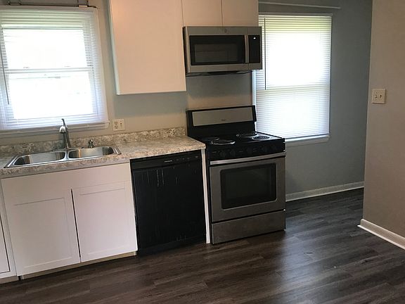 3rd image of 215 Greenbrier Dr