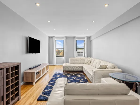 2209 Knapp Street image 1 of 9