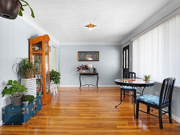 5th image of 319 Oakborough Dr